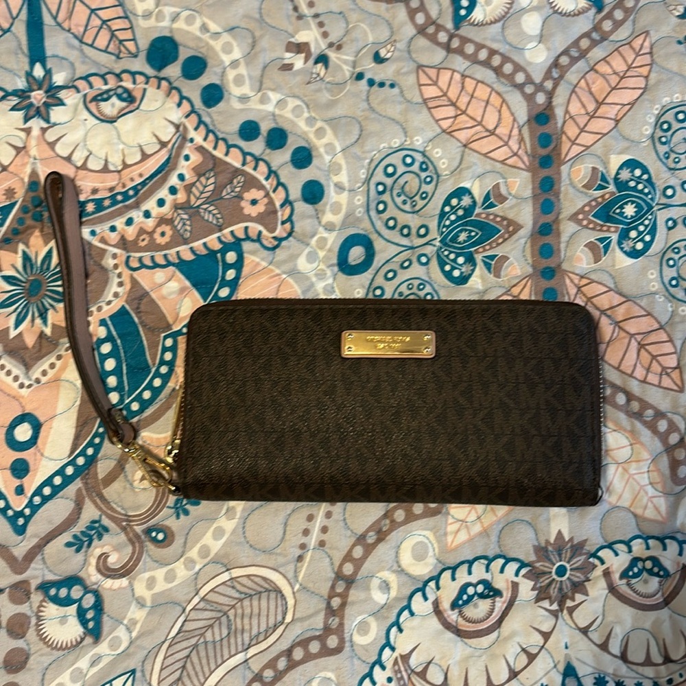 Micheal Kors wristlet